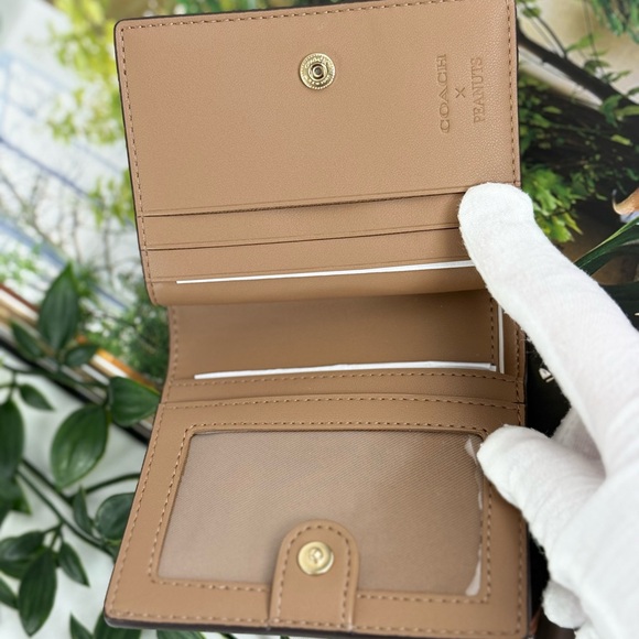 SOLD๐ Coach X Peanuts Snap Wallet In Signature Canvas With Snoopy Print CBN32 - Picture 12 of 15